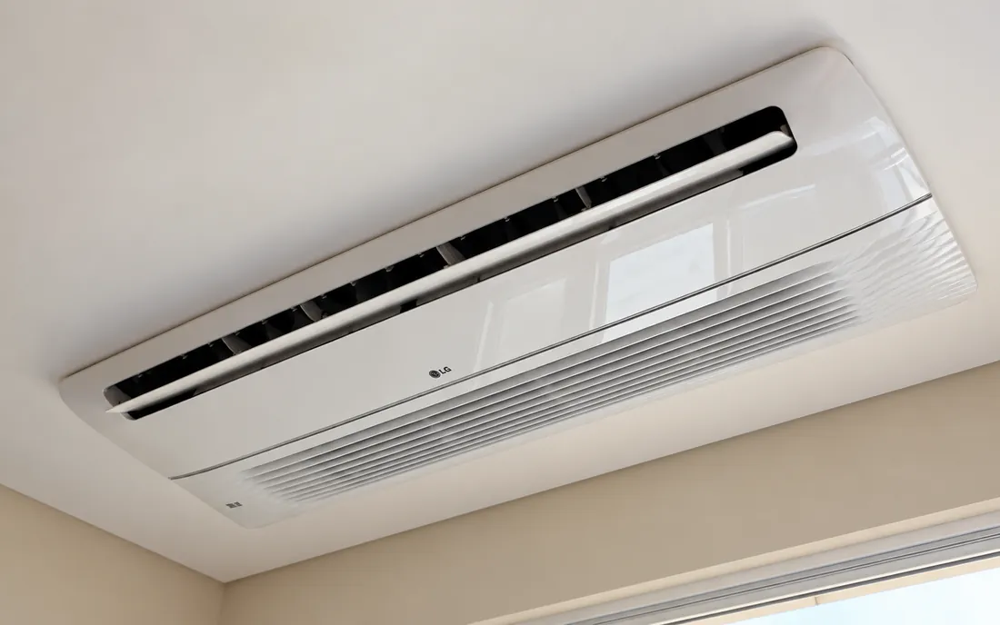 Unidade interna de ar-condicionado LG embutida no teto, acima da janela